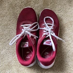 Nike burgundy tennis shoes size 6 women’s